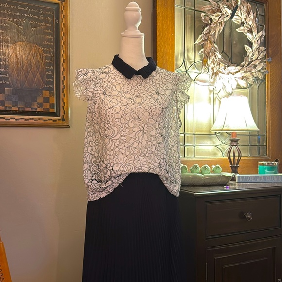 Lace blouse. Black and white. - Picture 2 of 4